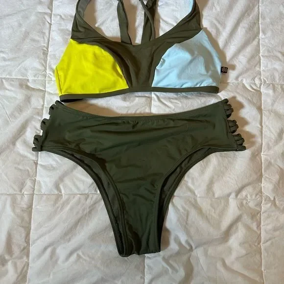 La Vie en Rose women's 2 piece bikini swim suit size small bottoms have cut outs - Picture 2 of 7